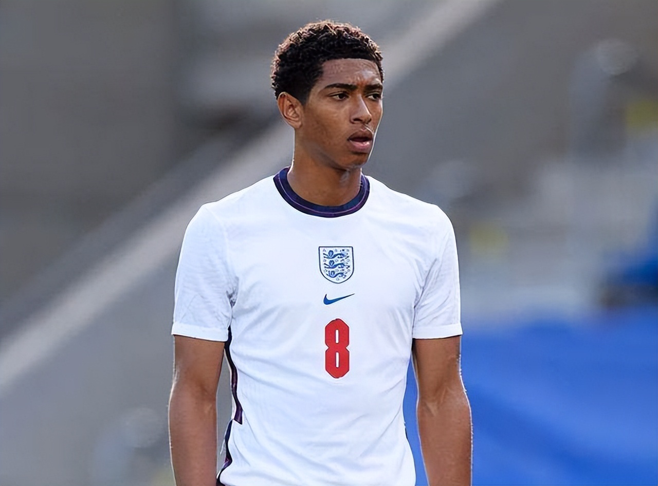 扎戈：托蒂睡觉打呼噜还说梦话；吐西蒙尼口水是因他故意挑衅（扎戈称：托蒂睡觉会打鼾还爱说梦话；向西蒙尼吐口水因对方刻意挑衅）