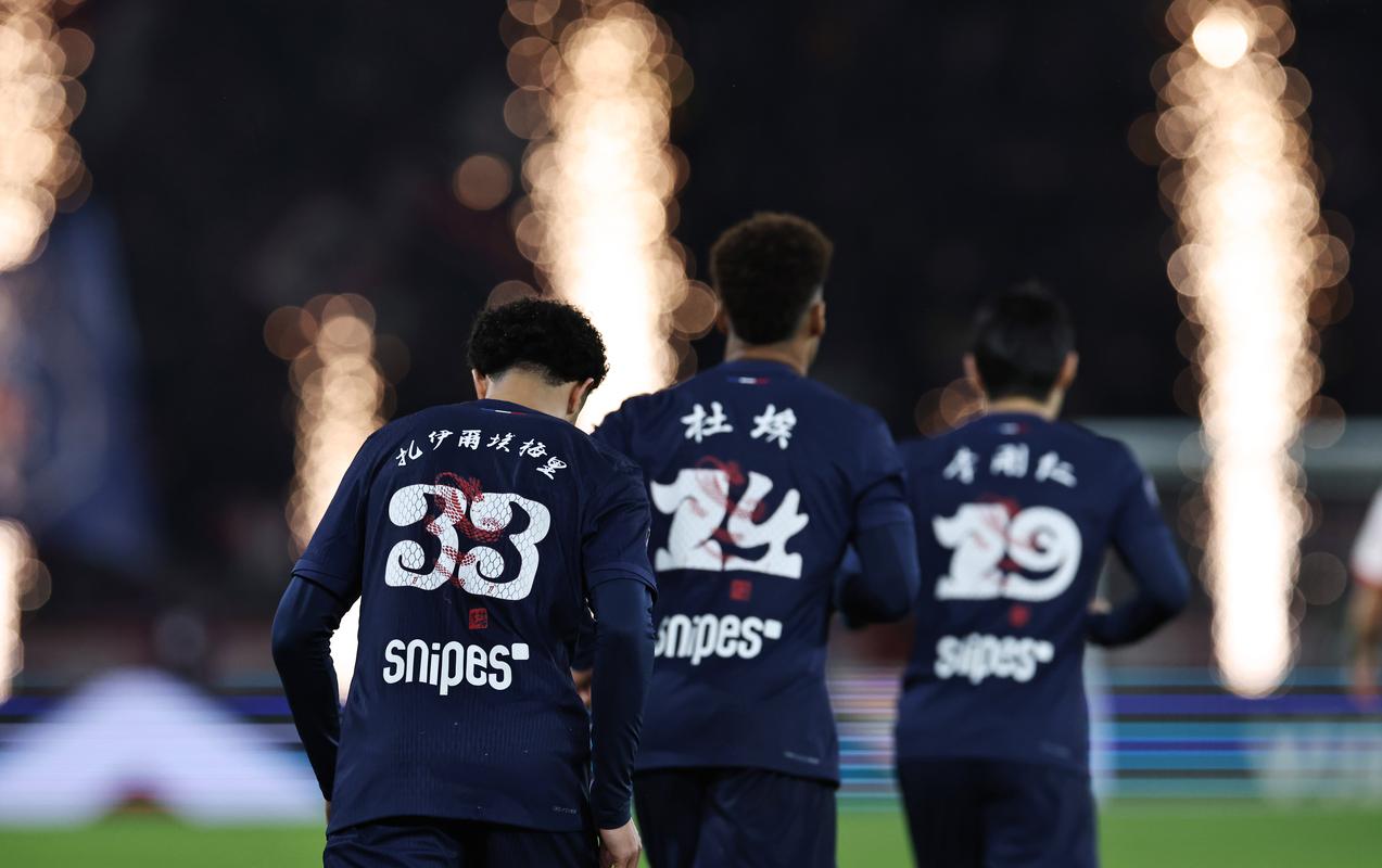 随阿根廷队在西班牙公开训练，梅西：感谢今天到场的所有人（阿根廷队在西班牙进行公开训练课，梅西向到场观众致谢）