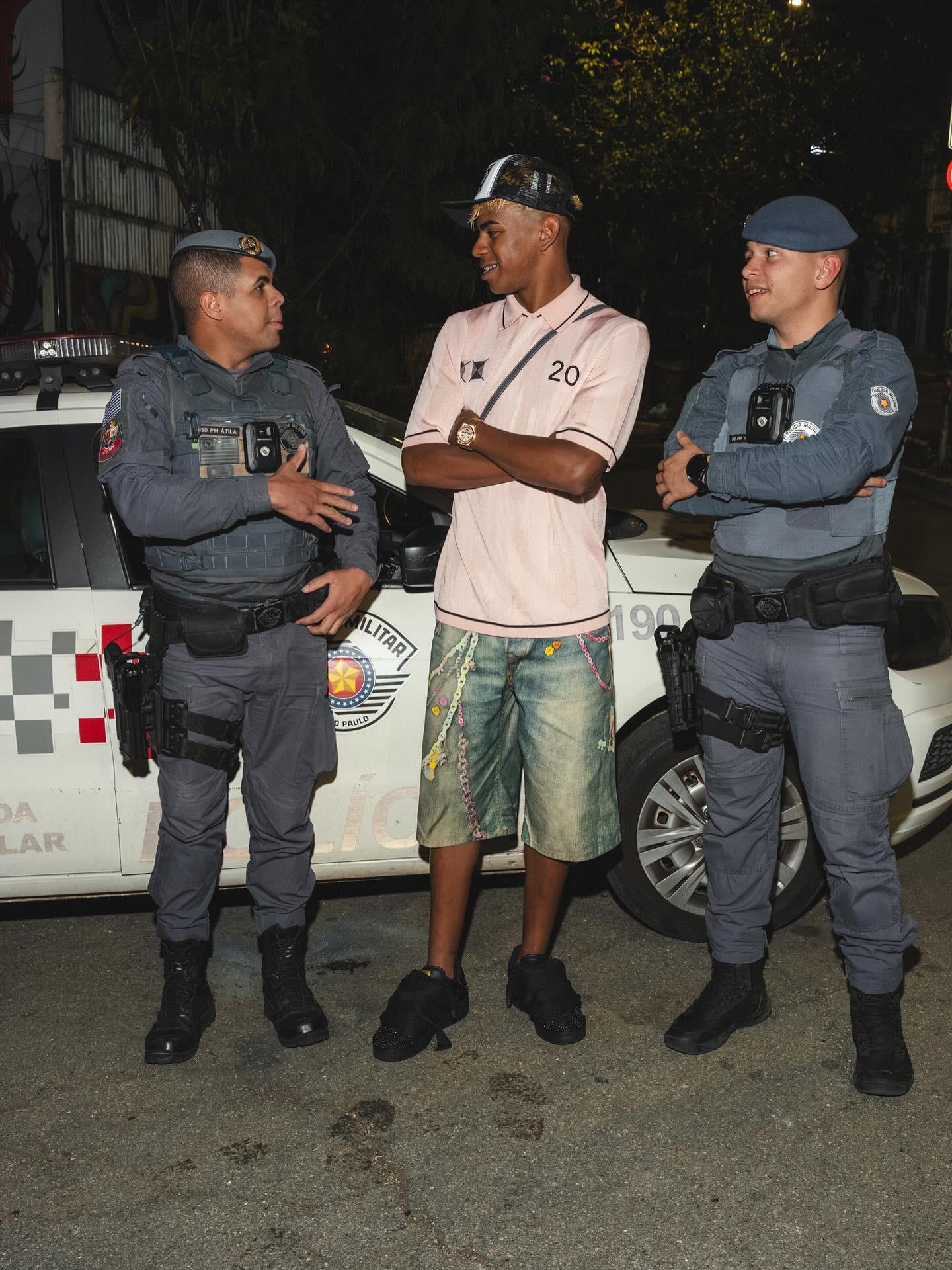 欧文突破防守造成杀伤，制造罚球（欧文强突造犯规，站上罚球线）