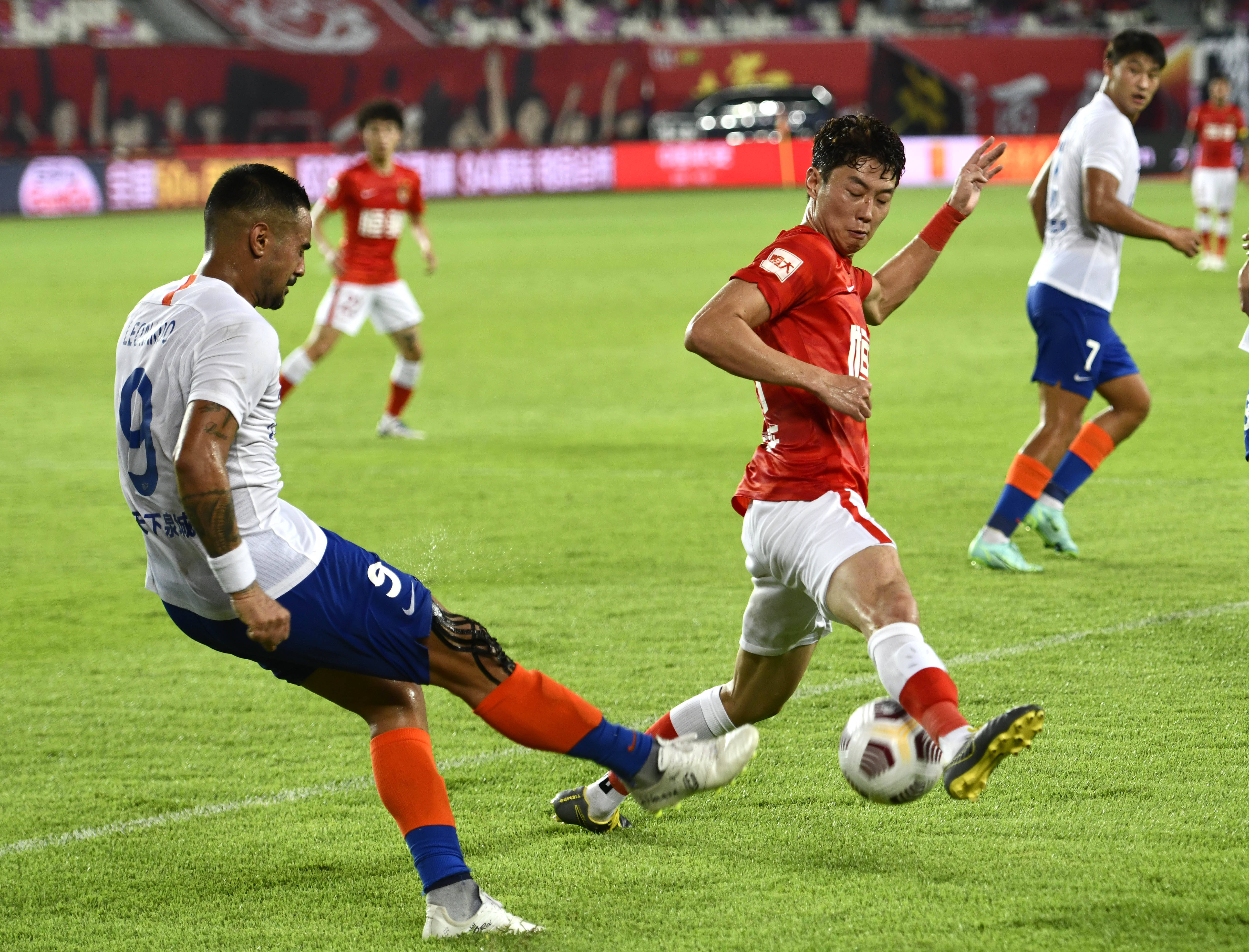 记者：帕尔梅拉斯想签法比尼奥，但球员在沙特的高薪是阻碍（记者：帕尔梅拉斯有意签下法比尼奥，但他在沙特的高薪成最大障碍）