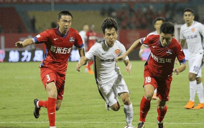 梅西太内向了，主持人说第一句就想拿着奖杯走，不到三年拿四冠（梅西被调侃太内向：刚开口就想捧杯走人，三年未满豪取四冠）